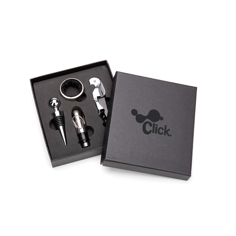 Kit vinho composto por 4 itens: saca-rolhas de dois estágios em inox, anel corta-gotas (wine collar) em liga de zinco e feltro, além de bico dosador e tampa de bico, ambos em liga de zinco com revestimento em silicone. Acompanha estojo em papelão e revestimento interno em espuma de EVA para acomodar os itens do conjunto.
Altura : 15,7 cm
Largura : 13,8 cm
Profundidade : 3,1 cm
Medidas aproximadas para gravação (CxL): 14 cm x 12 cm (tampa do estojo)